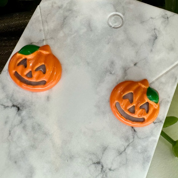 🎃Super cute Pumpkin Stud Earrings. Orange & Green Enamel post back studs. - Picture 7 of 7